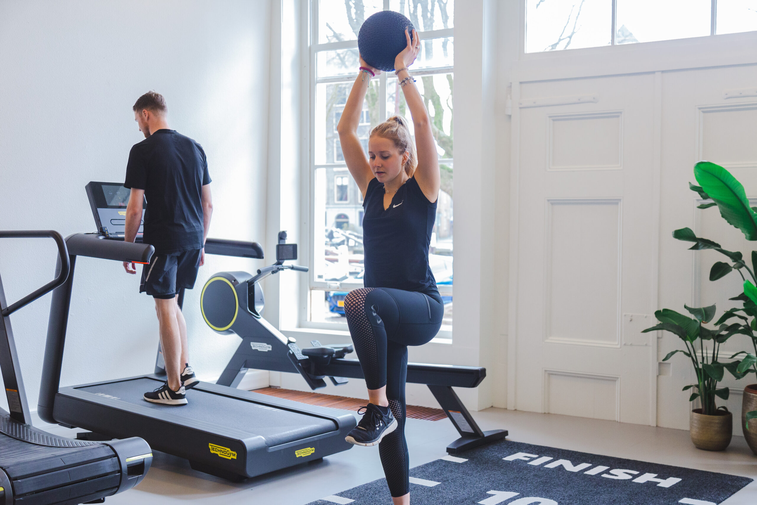 Full body trainingsoefening met gewichtsbal